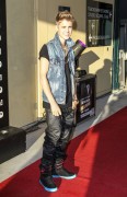 Джастин Бибер (Justin Bieber) poses before he performs an exclusive acoustic concert at Fox Studios in Sydney, Australia 17.07.2012 (19xHQ) 1a0da8203446157
